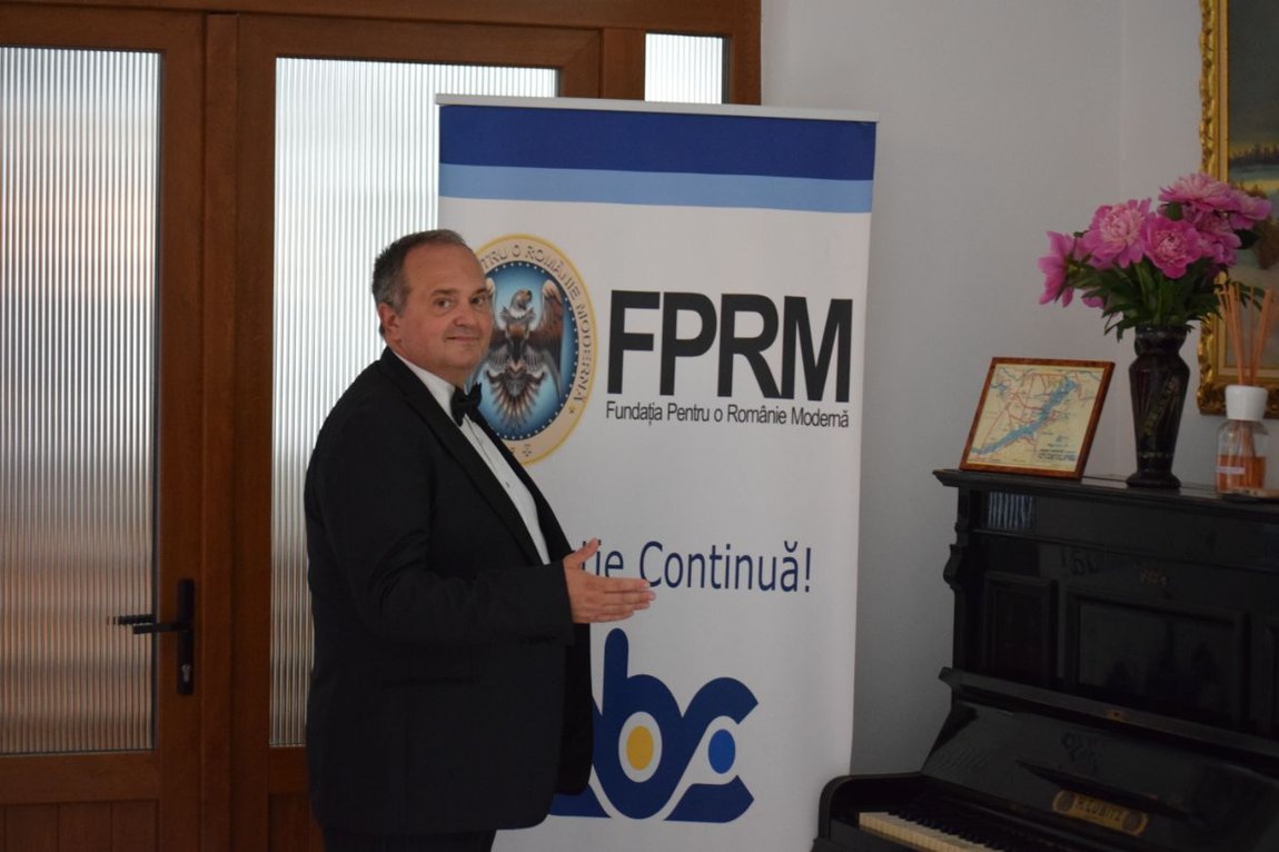 Gabriel Răsvan Toader, președintele FPRM, lângă roll-up-ul Fundației